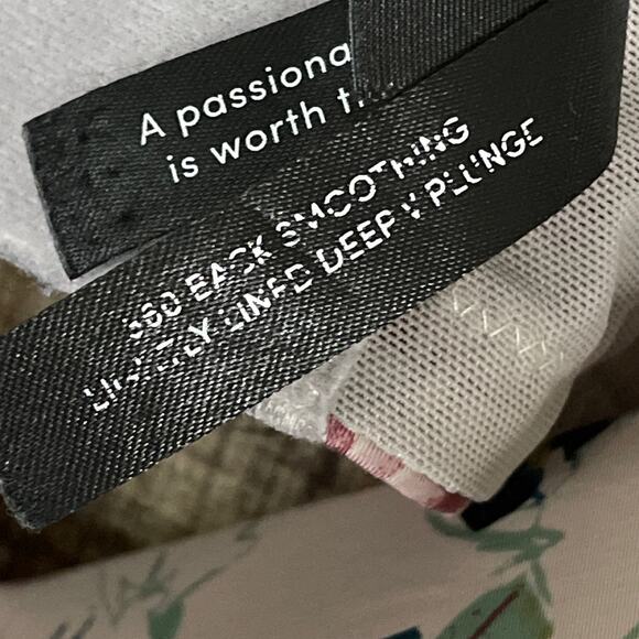 Torrid Wire-Free Lightly Lined Print Plunge 360° Back Smoothing Bra Size 46D - Picture 6 of 9